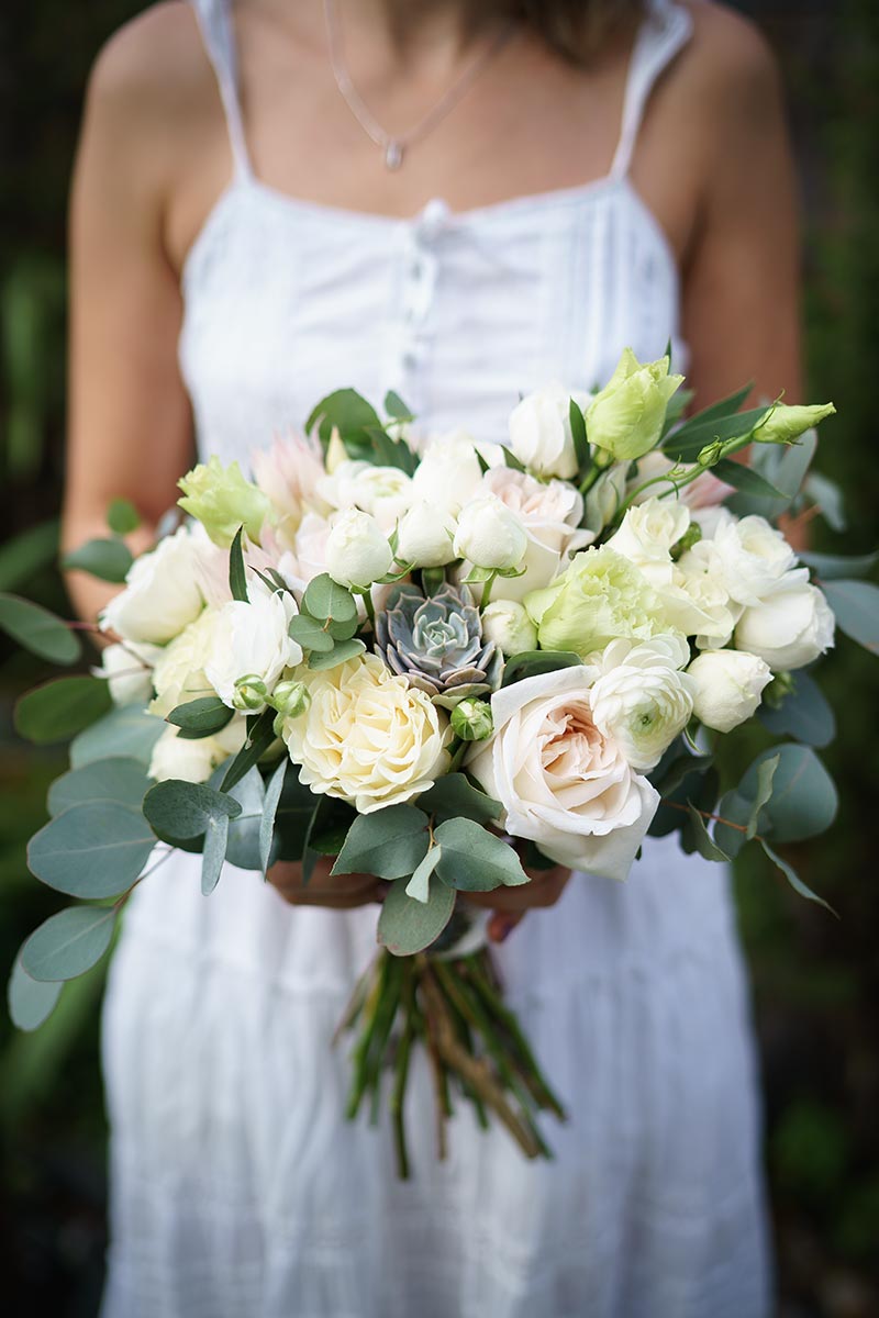 Растрёпанный букет невесты из роз, ранункулюсов и эустом и эхеверией