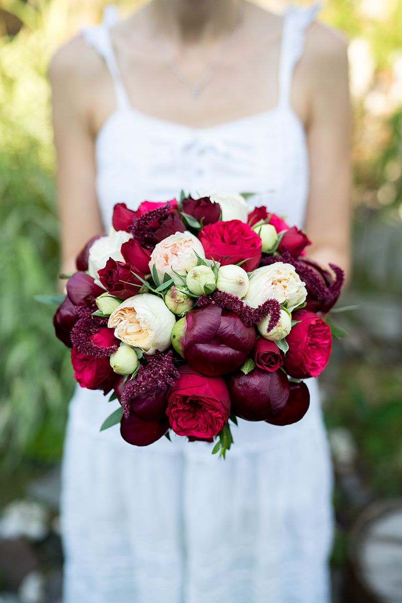 Букет невесты из пионов и пионовидных роз с амарантом