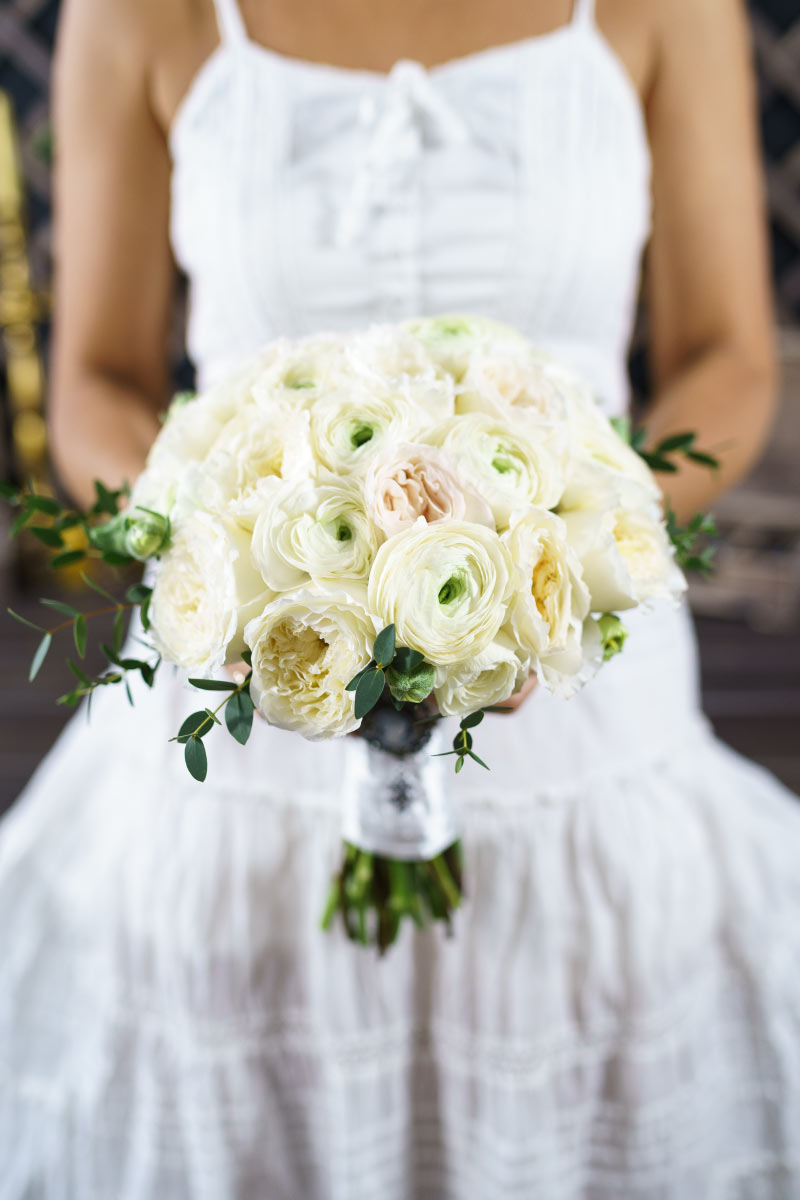 Букет невесты из роз Дэвида Остина, ароматных садовых роз и ранункулюсов
