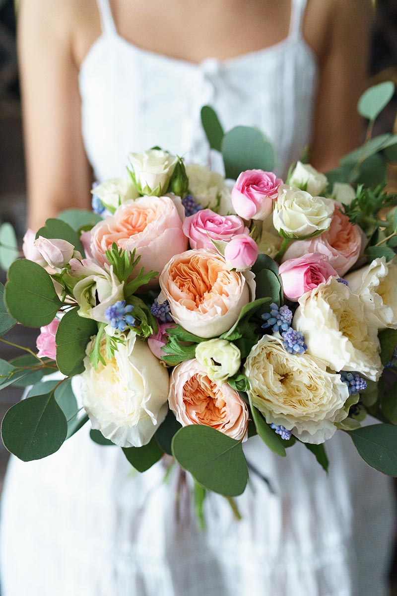 Растрепанный букет невесты из роз Дэвида Остина, кустовых роз, анемон и мускари