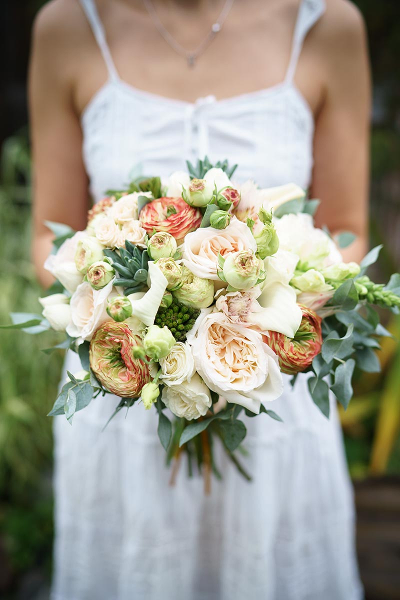 Круглый букет невесты из роз, эустом и калл с эхевериями